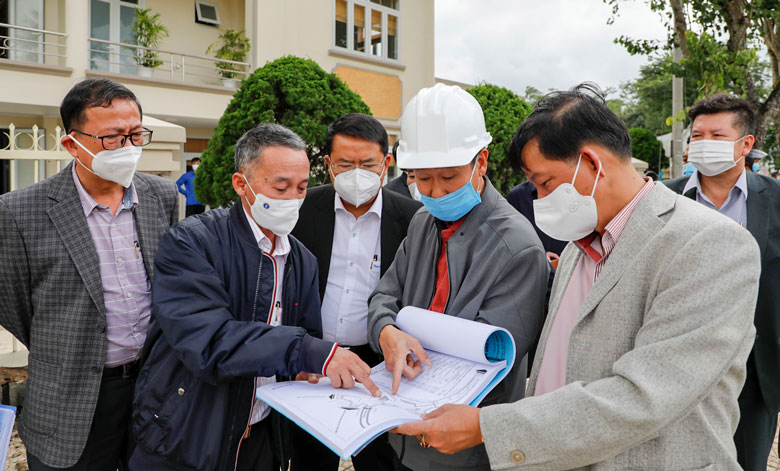 Bí thư Tỉnh uỷ và Chủ tịch UBND tỉnh kiểm tra các dự án mở rộng nút giao thông trọng điểm tại Đà Lạt