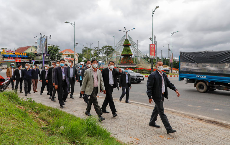 Bí thư Tỉnh ủy và Chủ tịch UBND tỉnh kiểm tra tại nút giao thông Kim Cúc