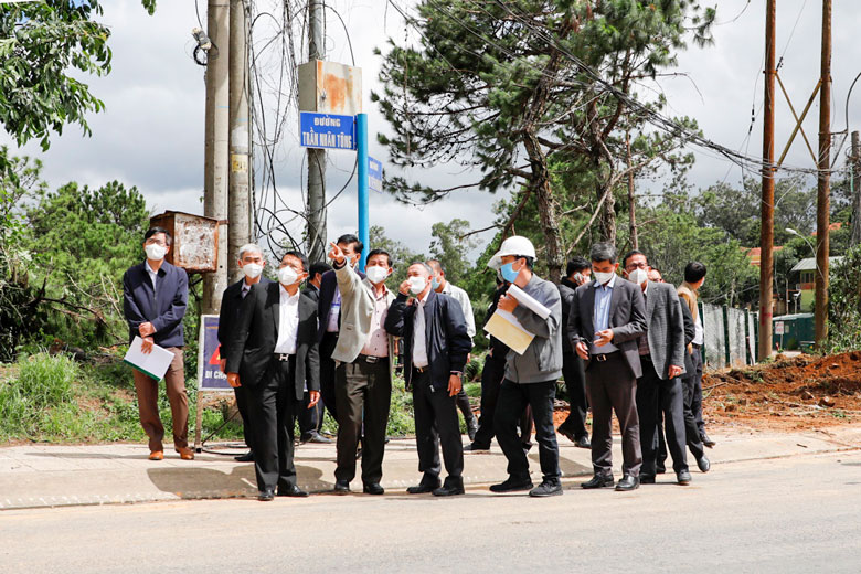 Bí thư Tỉnh ủy và Chủ tịch UBND tỉnh kiểm tra nút giao thông ngã 5 đại học