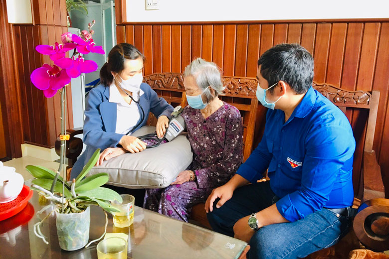 Thăm, tặng quà các Mẹ Việt Nam Anh hùng và Anh hùng lực lượng vũ trang
