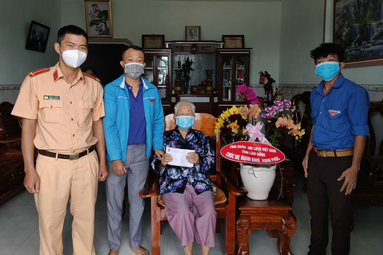 Đoàn viên, thanh niên huyện Bảo Lâm đến thăm Mẹ Việt Nam Anh hùng Bùi Thị Xê