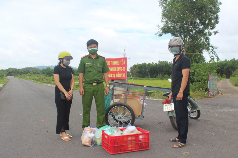 Đạ Huoai: Nhiều phần quà ý nghĩa đến với bà con xóm cách ly Đạ Gối