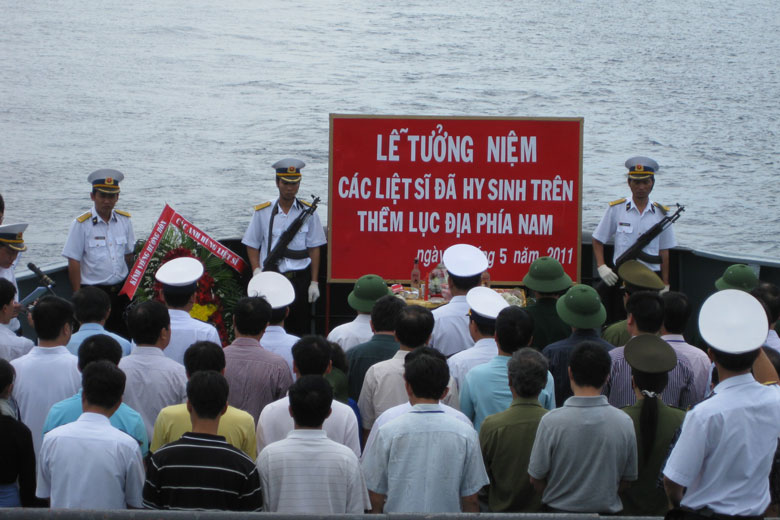 Vòng hoa cho những người giữ biển