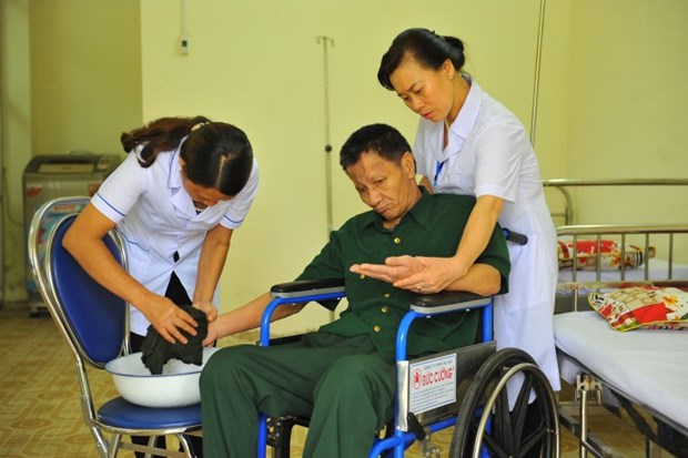Các thương binh nặng, người có công với cách mạng tập phục hồi chức năng