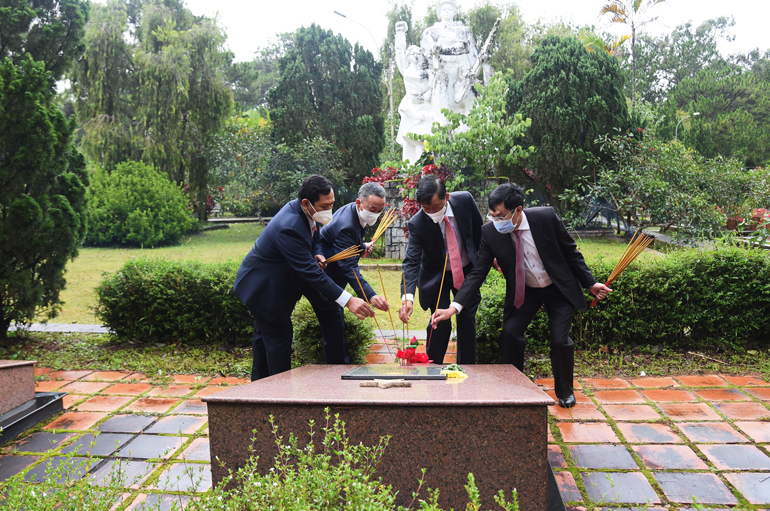 Lãnh đạo Tỉnh ủy, HĐND, UBND, Ủy ban MTTQ Việt Nam tỉnh Lâm Đồng thành kính thắp hương tưởng niệm các anh hùng liệt sỹ