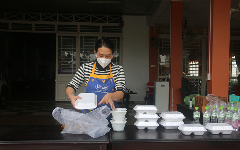 Di Linh: Ấm lòng những suất cơm miễn phí cho tài xế xe tải