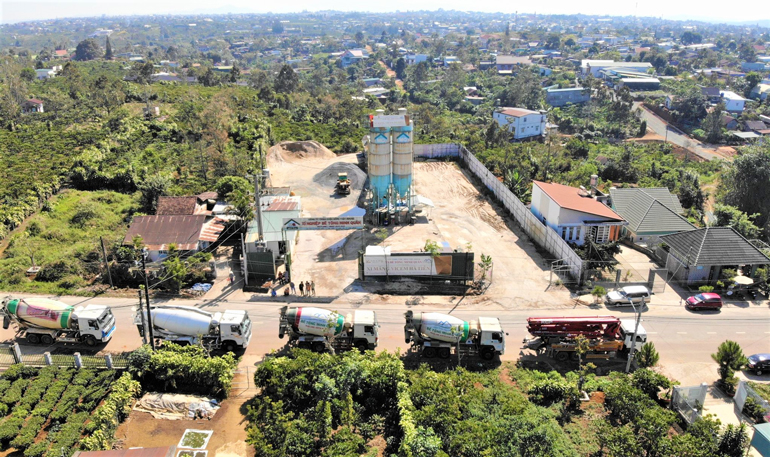Một trạm trộn bê tông của Công ty Cuộc sống Việt House trên địa bàn TP Bảo Lộc