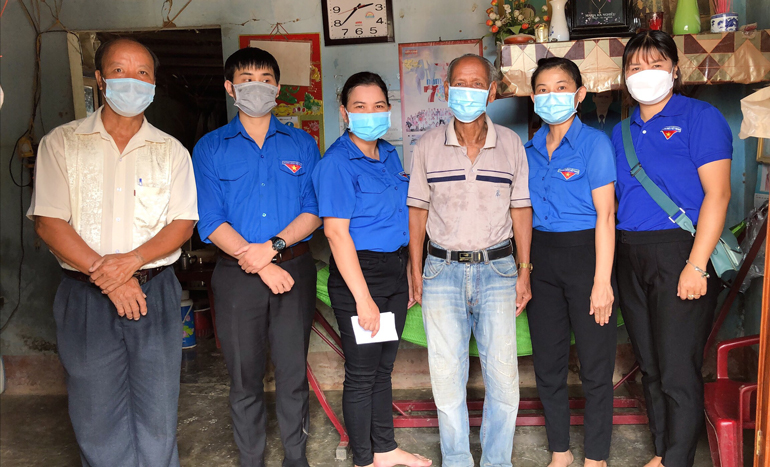 Tuổi trẻ Đạ Tẻh thăm và tặng quà các gia đình chính sách
