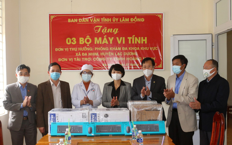 Lạc Dương: Trao tặng máy vi tính cho Phòng khám Đa khoa khu vực Đạ Nhim