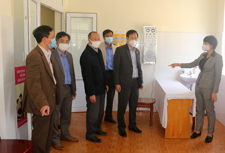 Trưởng Ban Dân vận Tỉnh ủy cùng đoàn công tác và lãnh đạo huyện Lạc Dương kiểm tra điều kiện cơ sở vật chất phục vụ công tác chuyên môn của Phòng khám Đa khoa khu vực xã Đạ Nhim