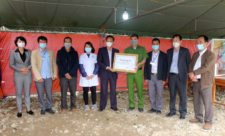 Trao tặng quà cho lực lượng làm nhiệm vụ tại chốt kiểm soát phòng chống dịch Covid – 19 số 2 của tỉnh