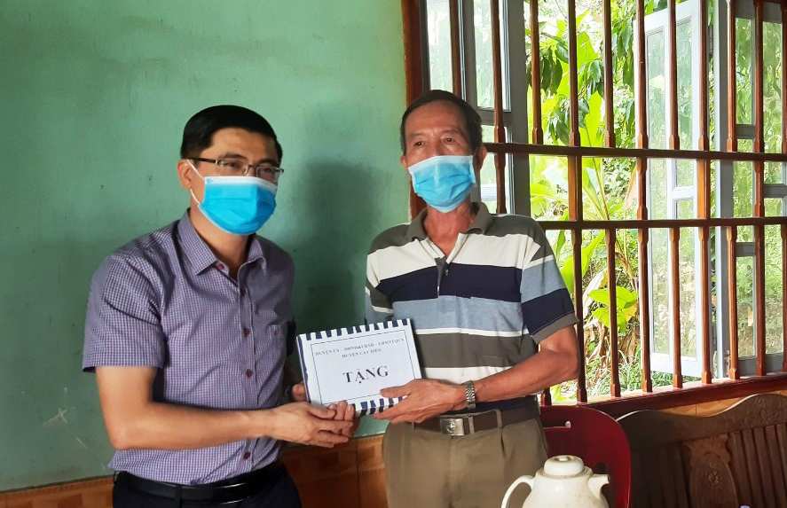 Cát Tiên: Thăm, tặng quà các gia đình chính sách, có công với cách mạng
