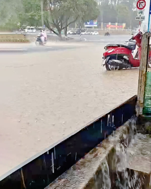 Đà Lạt: Đường vừa sửa xong, dân đã kêu trời vì ''cứ mưa là ngập, tràn cả vào nhà''