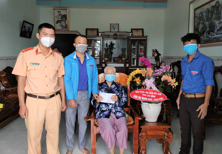 Tuổi trẻ Bảo Lâm tri ân Mẹ Việt Nam Anh hùng và các gia đình chính sách