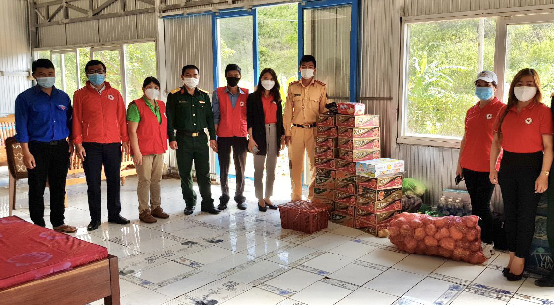 Hội Chữ thập đỏ huyện Đức Trọng trao quà cho khu cách ly tập trung