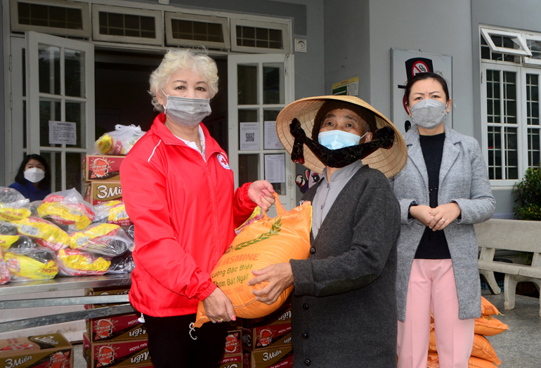 Đà Lạt: Trao 210 phần quà cho người dân có hoàn cảnh khó khăn