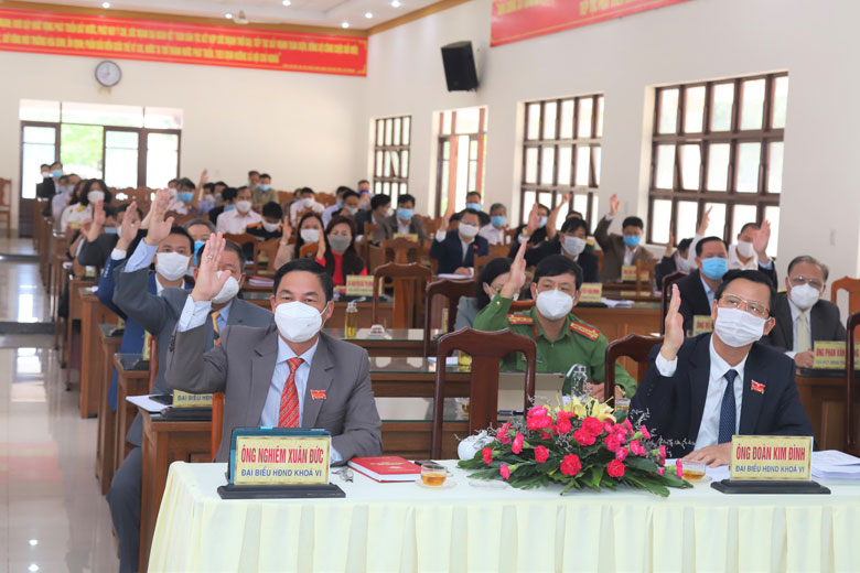 Đại biểu biểu quyết thông qua nội dung, chương trình kỳ họp thứ 2, HĐND TP Bảo Lộc khóa VI
