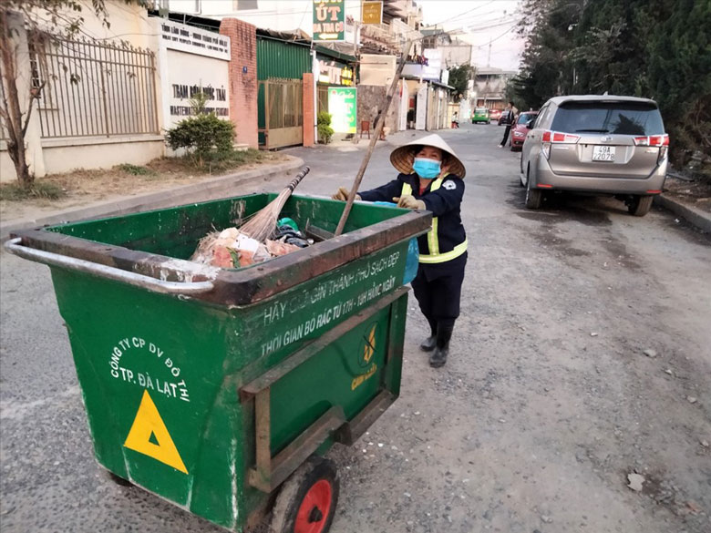 Chị Trần Thị Hiệp, công nhân vệ sinh của Công ty Dịch vụ đô thị Đà Lạt