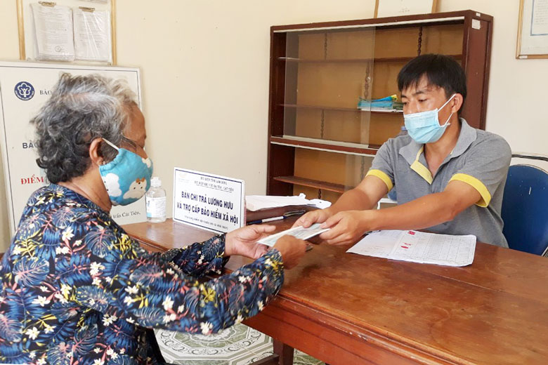 Cát Tiên: Chi trả tiền hỗ trợ cho người dân gặp khó khăn do dịch bệnh Covid-19