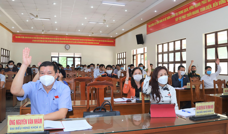 Các đại biểu biểu quyết thông qua các nghị quyết tại kỳ họp