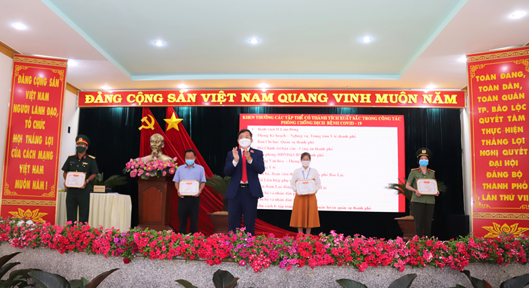 Bảo Lộc: Khen thưởng 25 tập thể và 35 cá nhân có thành tích trong công tác phòng chống dịch Covid-19