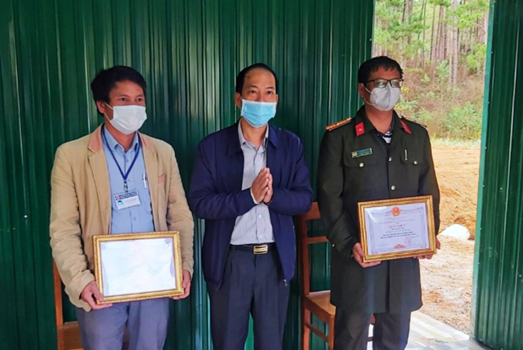 Lạc Dương: Khen thưởng đột xuất các tập thể, cá nhân có thành tích trong công tác phòng chống dịch Covid-19