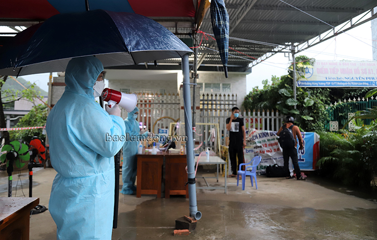 Các lực lượng làm nhiệm vụ tại chốt Đồng Nai – Lâm Đồng phát loa nhắc nhở người dân đảm bảo khoảng cách an toàn tối thiểu 2 m