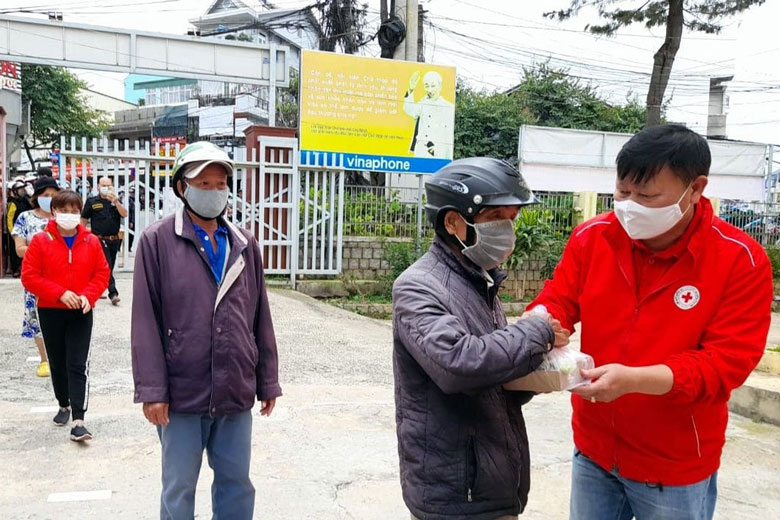 Bữa cơm xứ lạnh nồng ấm tình người