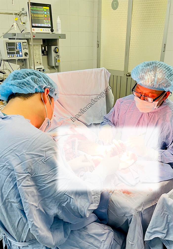 Bệnh viện Đa khoa Lâm Đồng phẫu thuật nối thành công bàn tay bị đứt rời