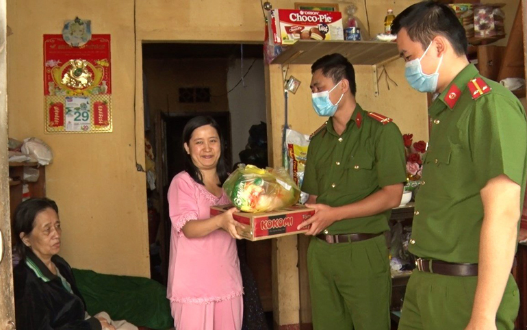 Đà Lạt: Công an phường tặng quà tại nhà cho người dân bị ảnh hưởng bởi dịch Covid-19
