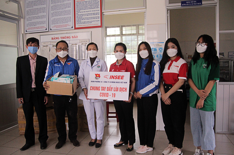 Tiếp nhận đồ dùng trang bị y tế hỗ trợ phòng chống dịch Covid-19
