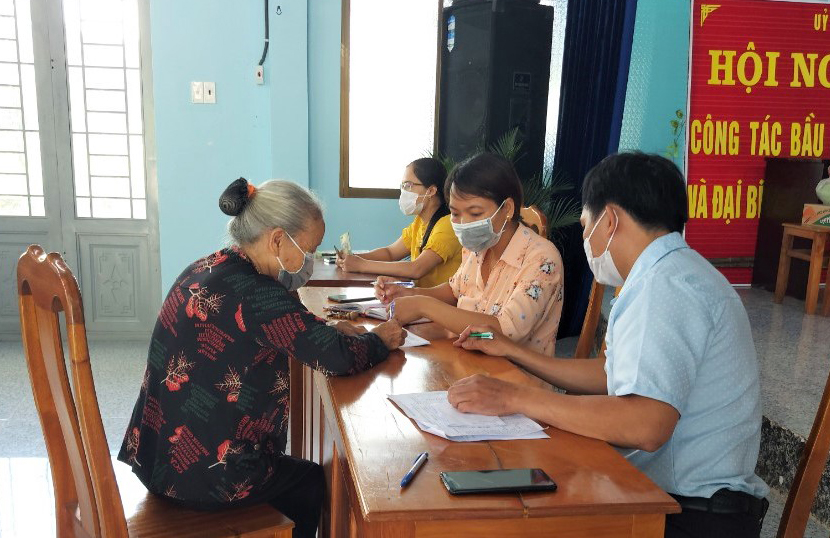 Đạ Tẻh: Tiếp tục chi trả tiền hỗ trợ người dân gặp khó khăn do dịch Covid-19