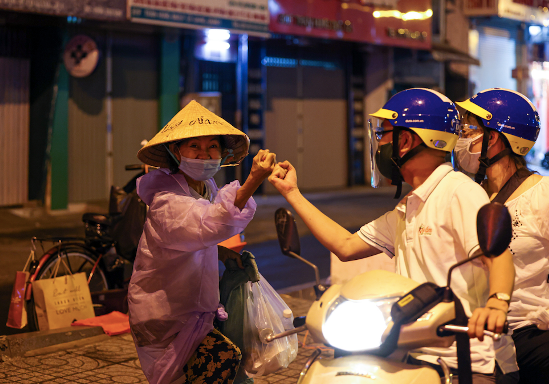 Cuộc chiến chống lại dịch COVID-19 tại TP Hồ Chí Minh rất cam go nhưng cũng cho thấy sự chung tay, đoàn kết của người dân, doanh nghiệp, các tổ chức xã hội và chính quyền Thành phố . Trong khó khăn, càng sáng lên những nghĩa cử cao đẹp và tình người.