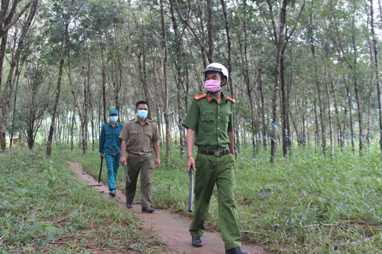 Trung úy K’Liên sát cánh bên các lực lượng tại xã để làm nhiệm vụ tuần tra các đường mòn, lối mở; các hộ dân có đất xâm canh tại địa phương