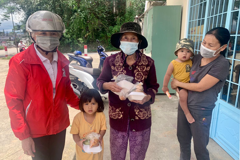 Hội Chữ Thập đỏ TP Đà Lạt giao 1.100 suất cơm tặng các khu nhà trọ