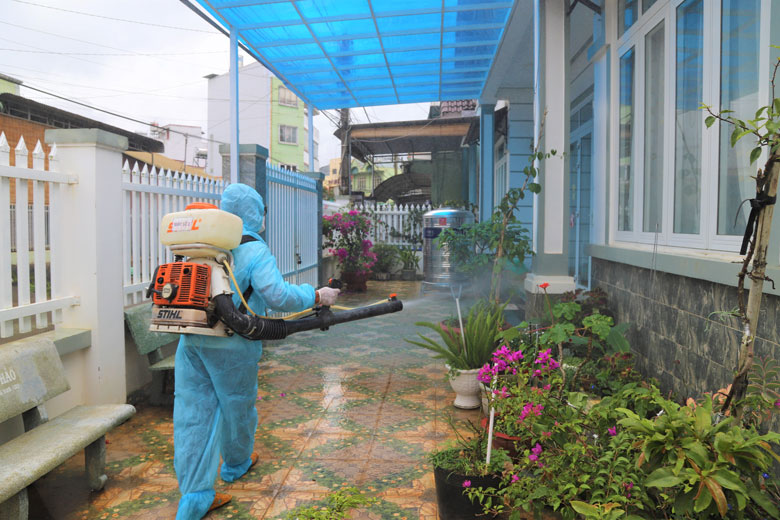 Việc phun xịt khử khuẩn được triển khai từ khắp các con hẻm, nhà và ngõ ngách tại 111 hộ dân trong khu vực
