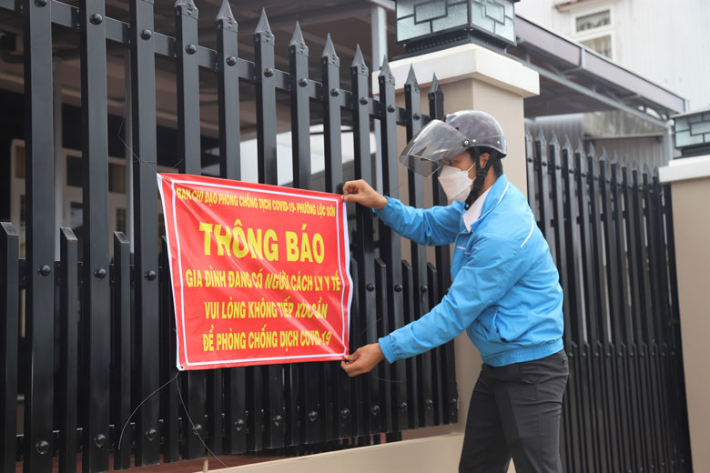 Đoàn viên, thanh niên nhận nhiệm vụ gắn biển báo gia đình có người cách ly để tuyên truyền các quy định, biện pháp phòng chống dịch tới người dân