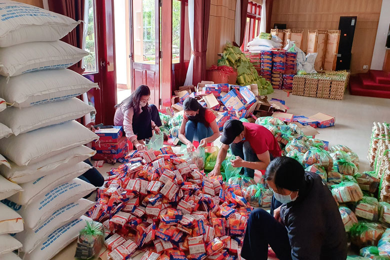 Đoàn Thanh niên Văn Phòng Tỉnh uỷ tổ chức quyên góp gạo, mì gói, trứng cho người dân gặp khó khăn