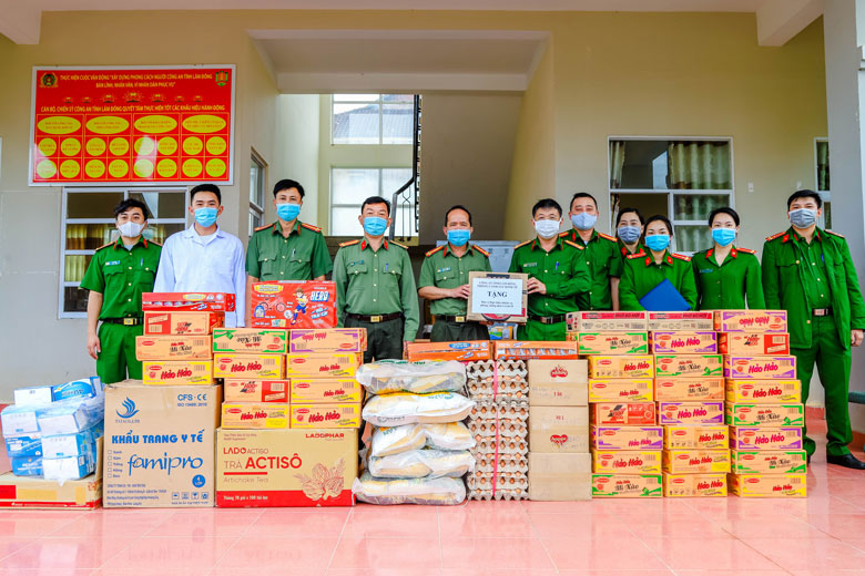 Tặng nhu yếu phẩm cho lực lượng làm nhiệm vụ tại khu cách ly
