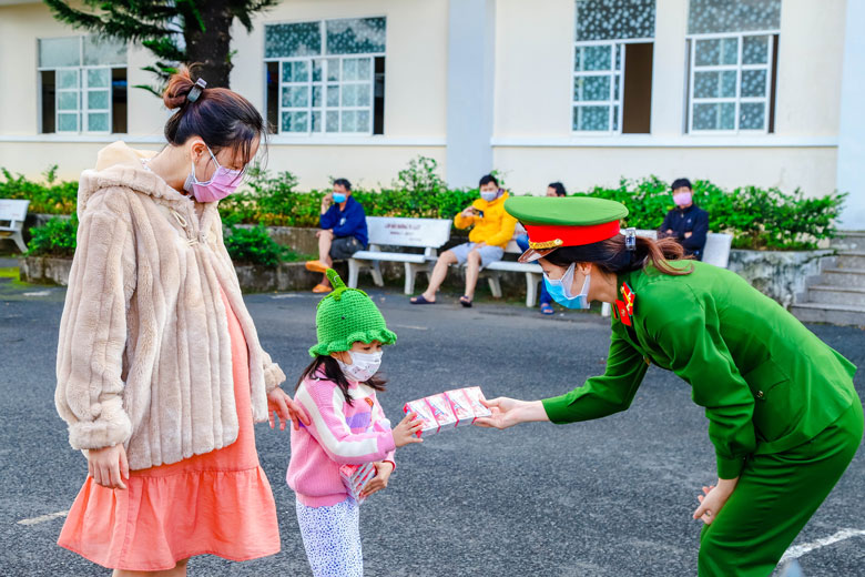 Nữ cán bộ Phòng Cảnh sát Kinh tế tặng sữa cho cháu bé cùng mẹ vào cách ly tập trung