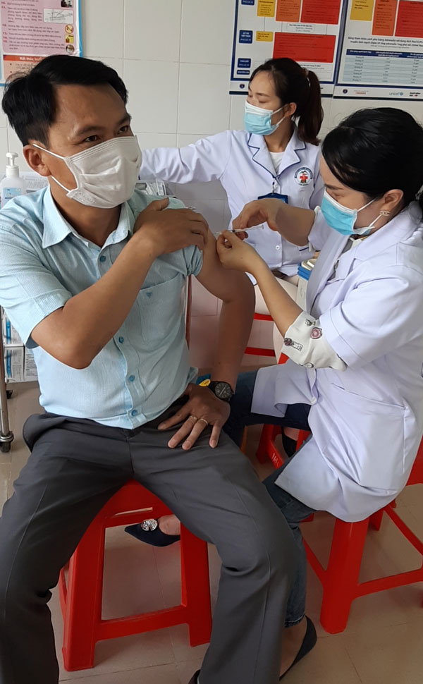 Lạc Dương: Hơn 3.000 người tiêm vắc xin phòng Covid-19