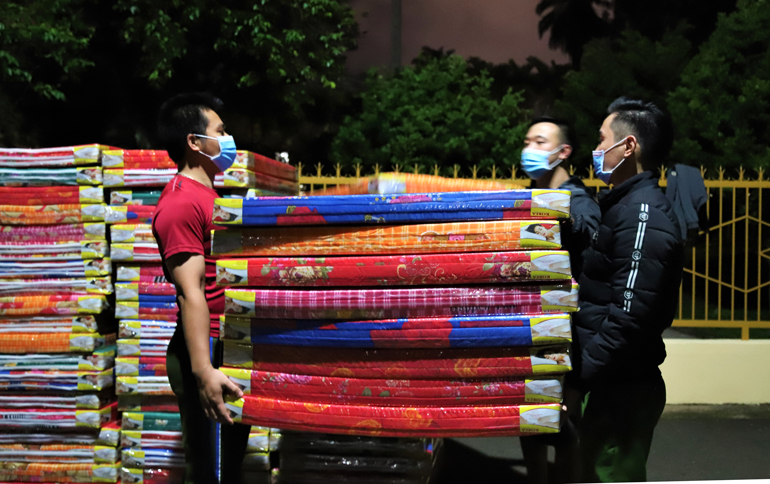 Báo Lâm Đồng và Công ty SUNHOME trao tặng 100 chiếc nệm khu cách ly y tế Trường Cao đẳng Công nghệ và Kinh tế Bảo Lộc