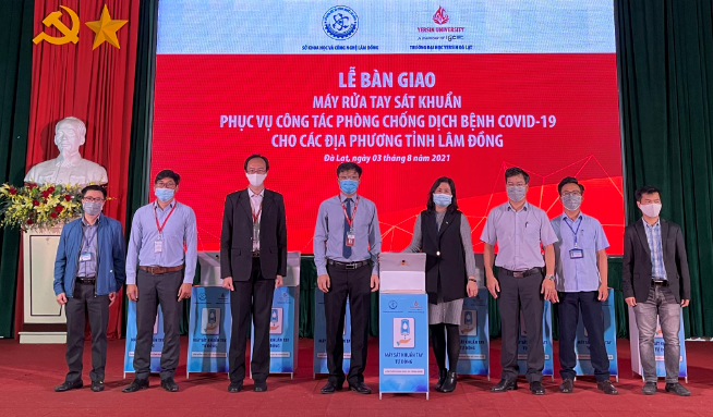 Bàn giao 10 máy sát khuẩn tay tự động tại các chốt kiểm soát phòng chống dịch bệnh Covid-19