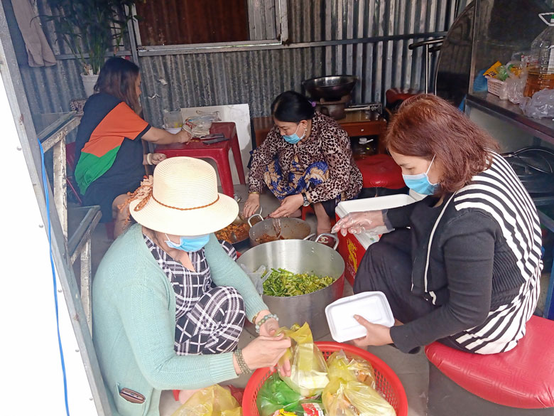 Ấm tình những suất cơm 0 đồng