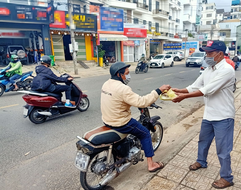 Anh Ba chạy ra tận nơi trao cơm 0 đồng cho những người ngần ngại không dám vào