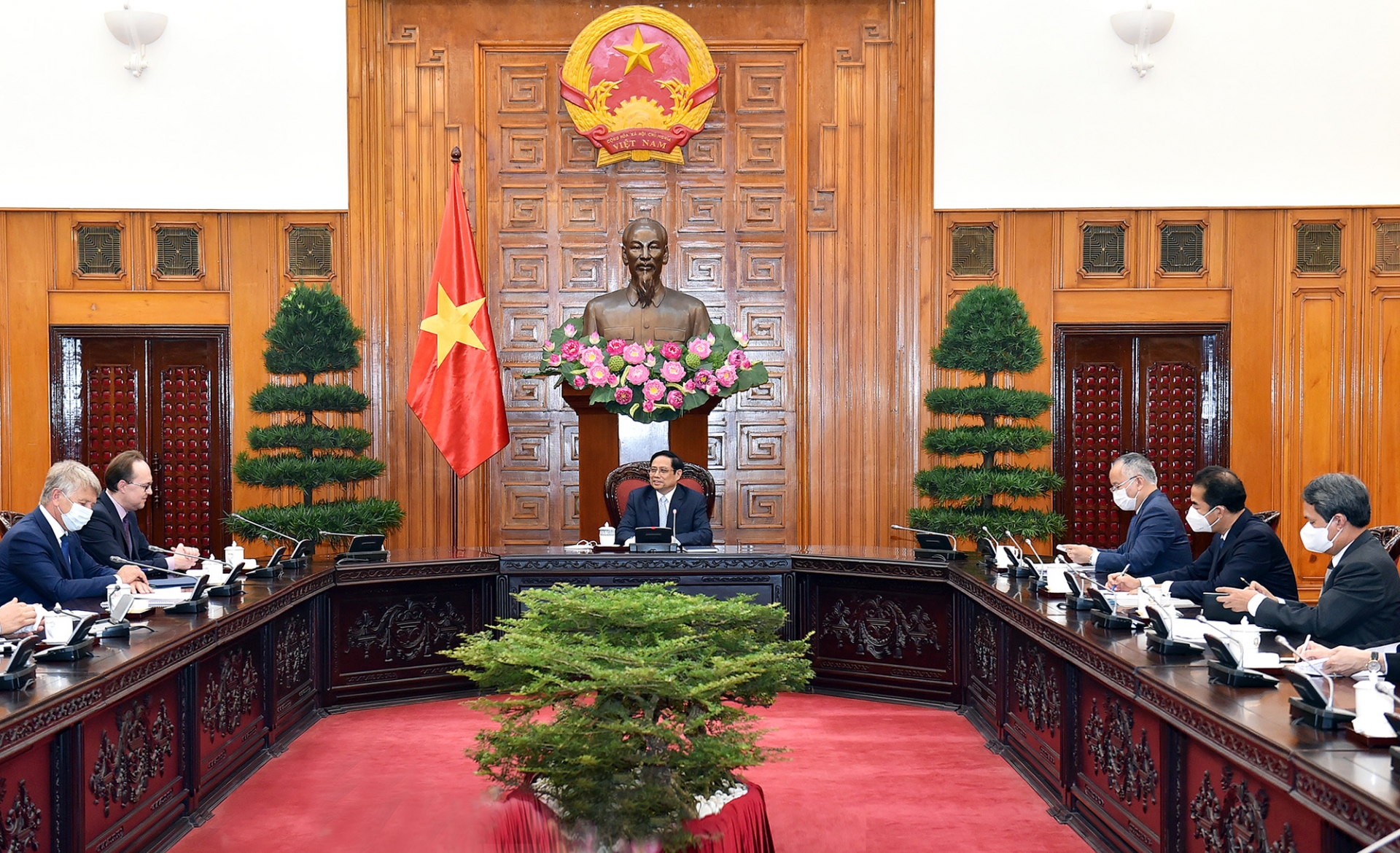 Thủ tướng Phạm Minh Chính khẳng định, Việt Nam luôn hoan nghênh, tạo điều kiện thuận lợi cho các nhà đầu tư quốc tế nói chung và các nhà đầu tư Liên bang Nga nói riêng trong việc tìm hiểu và tham gia các dự án đầu tư phù hợp với quy định của pháp luật Việt Nam