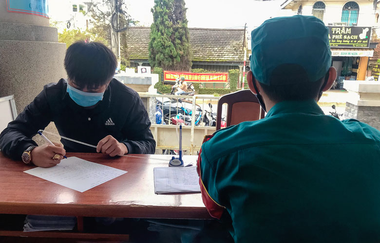 Đà Lạt: Xử phạt 2 tài xế xe tải không chấp hành bốc dỡ hàng hoá đúng nơi tập kết