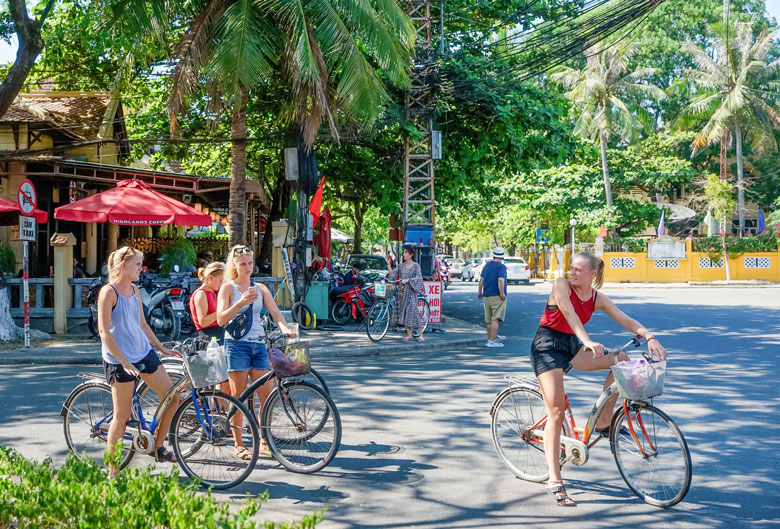 Sử dụng phương tiện giao thông là xe đạp sẽ khiến những trải nghiệm du lịch nông thôn trở nên thân thiện hơn. (Hình chụp trước ngày 27/4)