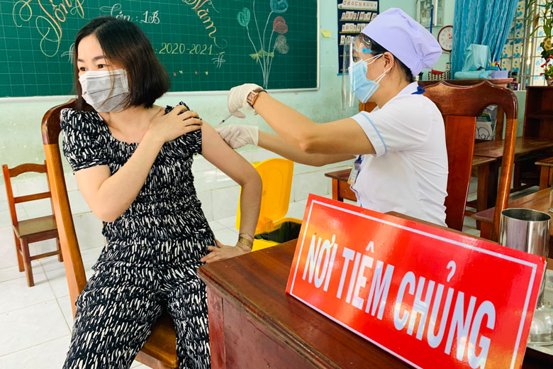 Đạ Tẻh: Tiêm vắc xin phòng chống Covid -19 cho các tiểu thương