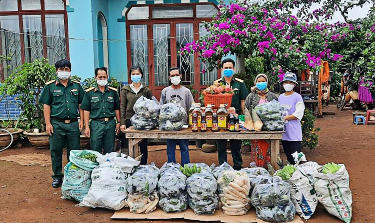 Người dân đồng hành cùng tuyến đầu chống dịch